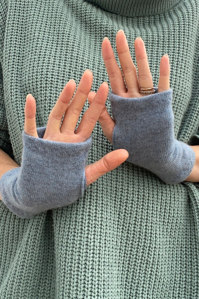 Short Cashmere Wrist Warmers in Arctic Blue
