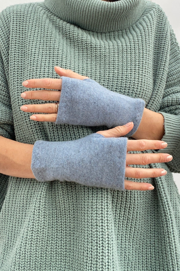 Short Cashmere Wrist Warmers in Arctic Blue