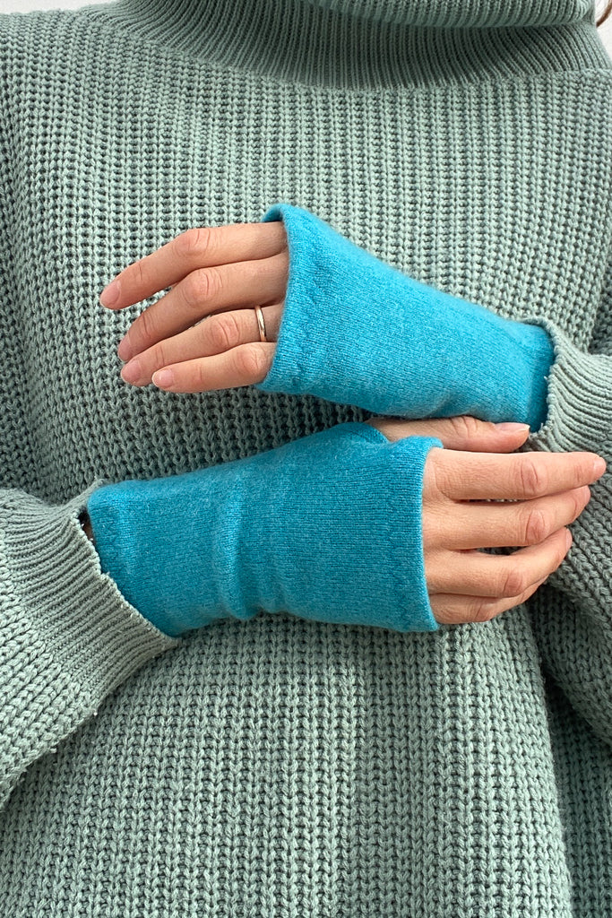 Cashmere Wrist Warmers in Turquoise