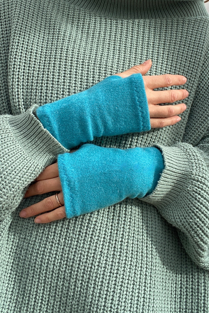 Cashmere Wrist Warmers in Turquoise