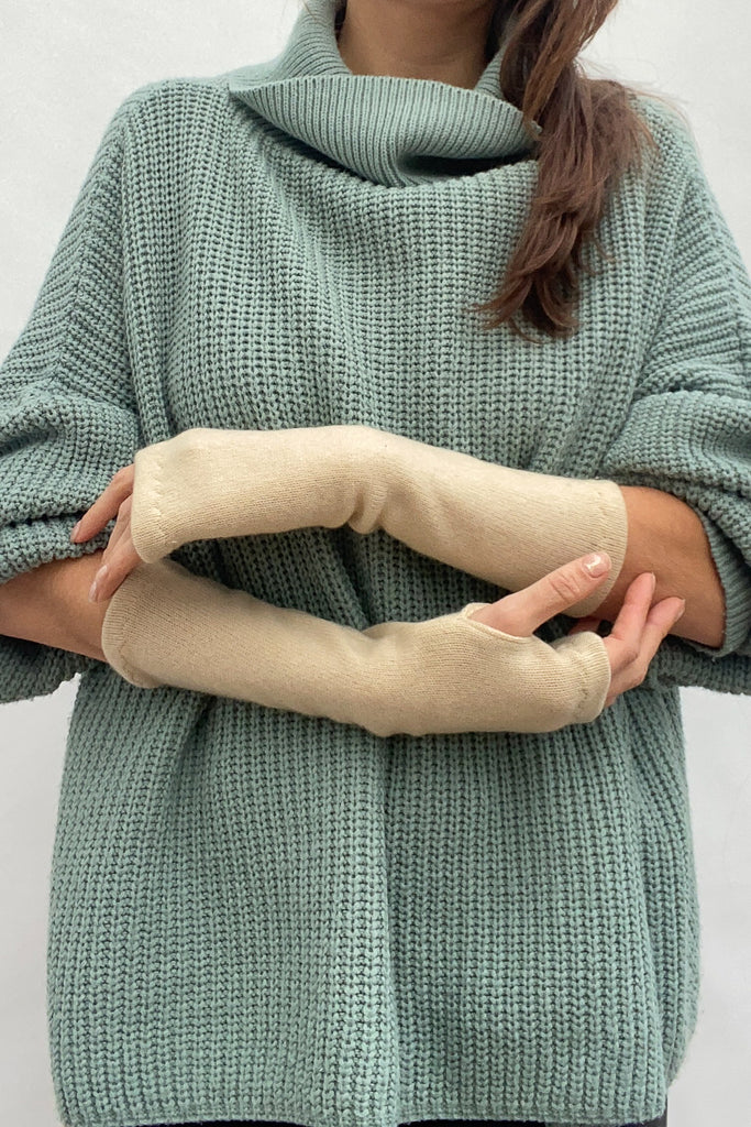 Chunky Cashmere and Wool Wrist Warmers in Vanilla